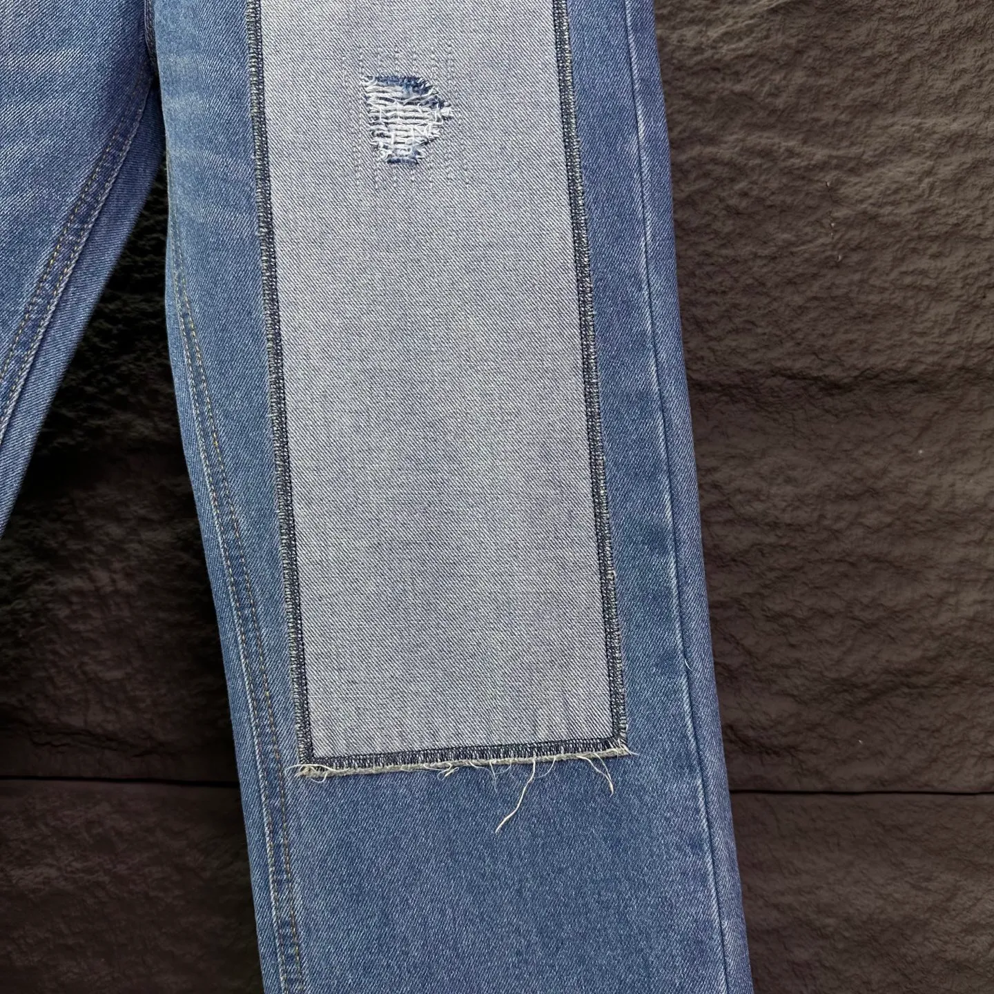 P240 RRL Ralph Lauren 2026 New Retro Frayed Patch Couple Style Washed Jeans 🔥High Version🔥High Version🔥 Top ceiling quality Styles with different washed textures are very friendly to people with thin legs and thick legs. The straight version is very flattering to the leg shape. Moderate length that never goes out of style, easy to match with casually, basic styling for various styles, a must-have in the wardrobe! The fabric is stiff but also makes the upper body soft without losing texture. The washing process is even more perfect. It is a must-have item for everyone! ! ! Washed wheat, hang tag, pants label, complete with three labels, color: blue, size: 28, 30, 32, 34 (four sizes)